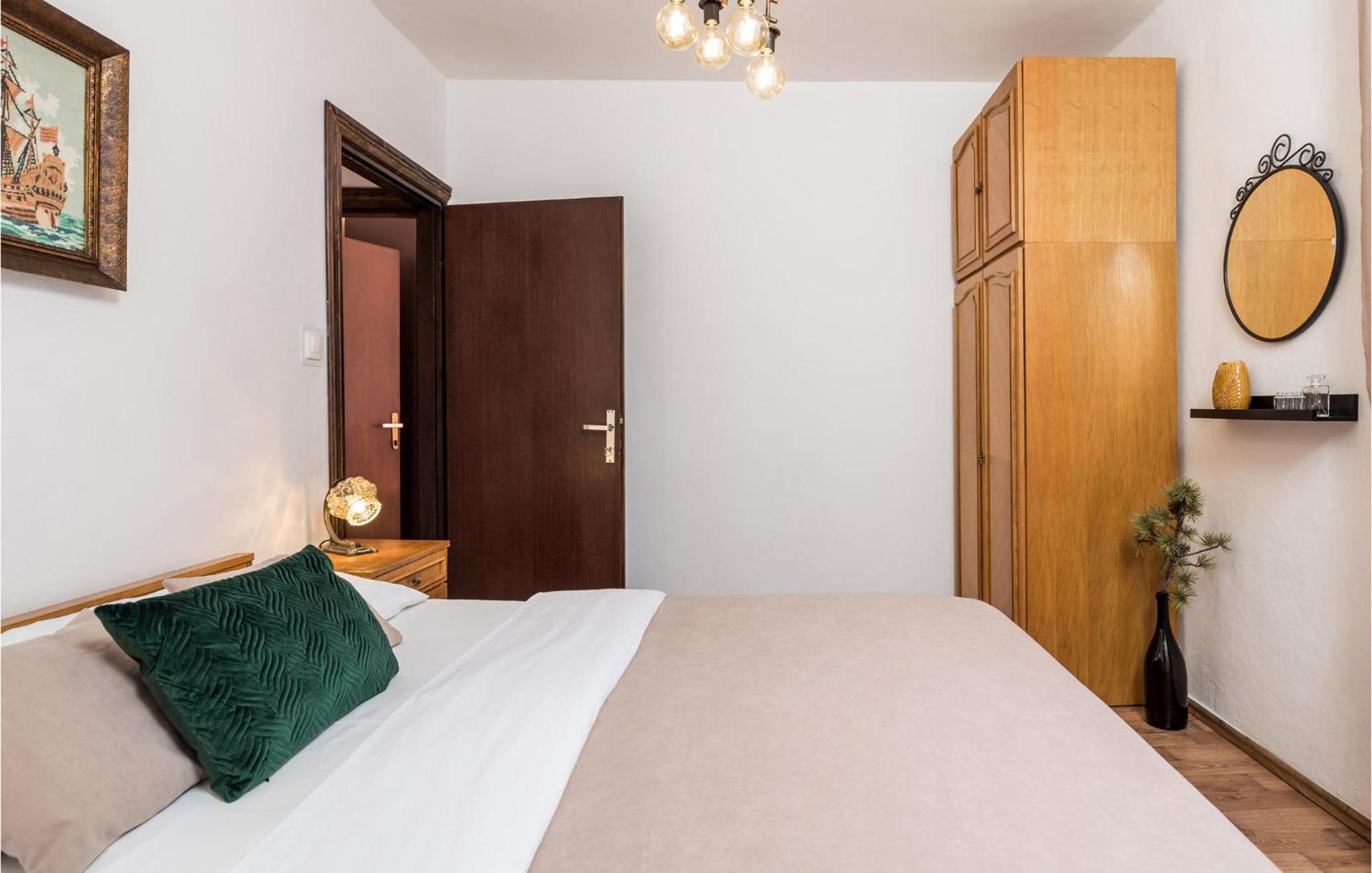 4 Bedroom Awesome Apartment In Szentgyörgy Kültér fotó
