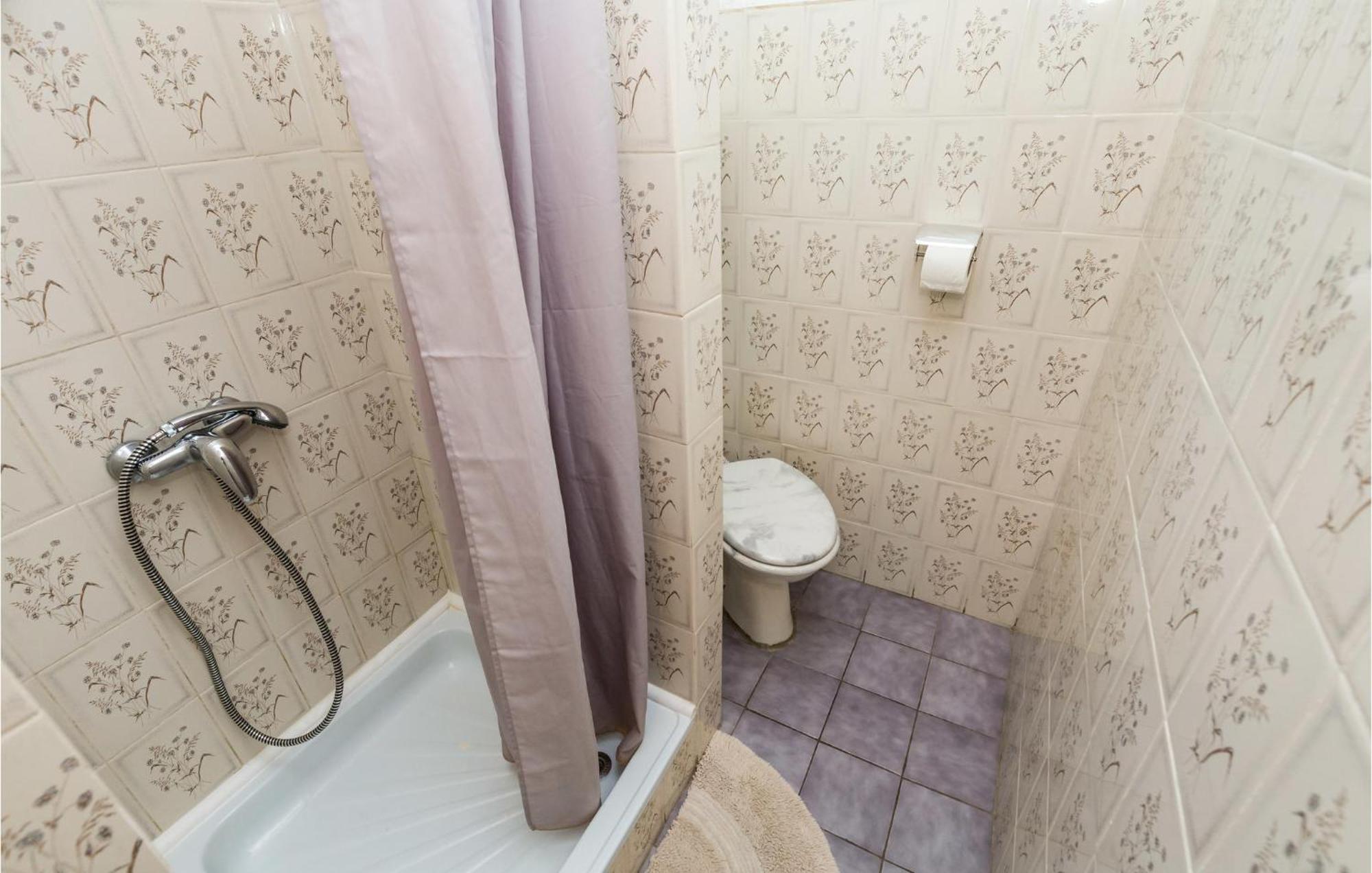 4 Bedroom Awesome Apartment In Szentgyörgy Kültér fotó