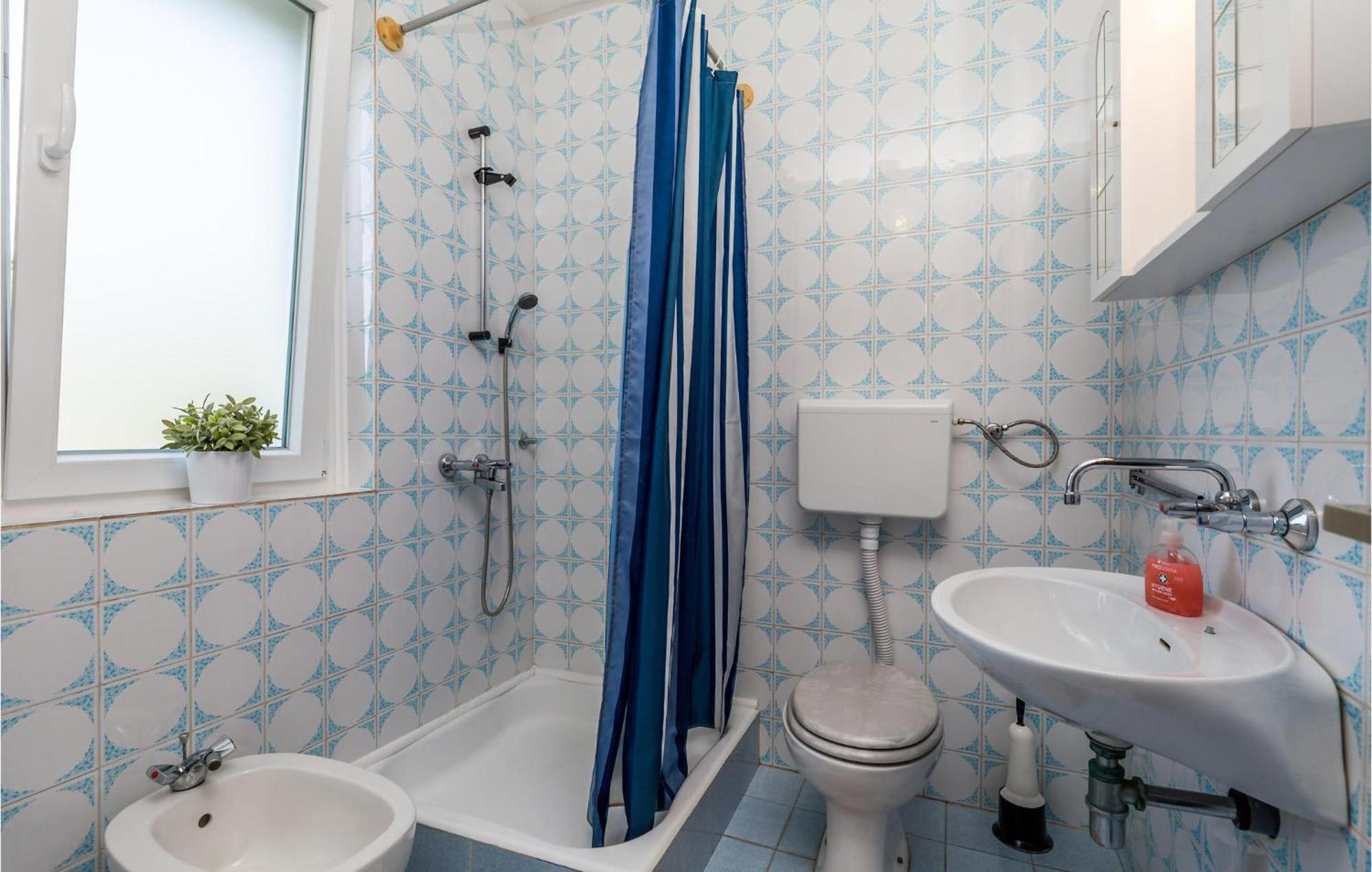 4 Bedroom Awesome Apartment In Szentgyörgy Kültér fotó